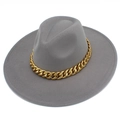 Vue détaillée d'un chapeau fedora gris foncé à large bord avec une grosse chaîne cubaine dorée - Gris