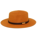 Détail de la texture du chapeau canotier orange avec bande en cuir et boucle dorée - Taille unique / Couleur caramel