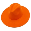 Gros plan sur le bord large du chapeau fedora orange montrant les coutures de finition - Orange