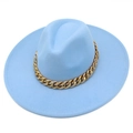 Chapeau fedora bleu clair en laine avec grosse chaîne dorée sur fond blanc - Bleu clair