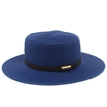 Détail d'un chapeau de paille bleu foncé avec ruban en cuir marron et boucle dorée - Taille unique / Bleu foncé