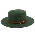 Détail d'un chapeau de paille canotier vert foncé avec bande en cuir brun et boucle - Taille unique / Vert foncé