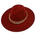 Détail d'un chapeau fedora bordeaux à large bord avec une chaîne en métal doré chic - Bordeaux
