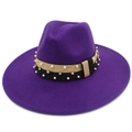 Dettaglio del cappello fedora in lana viola scuro con cintura decorata con perle e strass - Viola