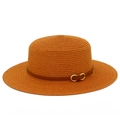 Détail d'un chapeau de paille marron avec ceinture en cuir et boucle dorée élégante - Taille unique / Couleur caramel