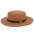 Détail du chapeau canotier en paille caramel avec ruban en cuir et boucle dorée chic - Taille unique / Rose foncé