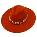 Détail d'un chapeau fedora orange à large bord avec une chaîne dorée décorative - Orange Foncé