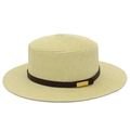 Détail d'un chapeau de paille à bord plat avec ruban marron et boucle dorée - Taille unique / Beige