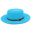 Détail d'un chapeau de paille bleu avec bande en cuir marron et boucle dorée élégante - Taille unique / Bleu lac