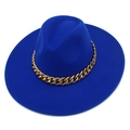 Détail de la chaîne en métal doré sur le chapeau à bord large bleu royal de style élégant - Bleu saphir