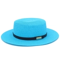 Détail du chapeau de paille bleu avec ruban noir et boucle métallique dorée élégante - Taille unique / Bleu lac