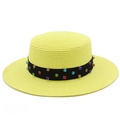 Détail d'un chapeau canotier jaune en paille avec ruban noir et strass colorés brillants - Jaune Néon