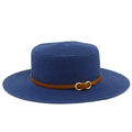 Détail du chapeau canotier bleu marine avec texture tressée et lanière en cuir avec boucle - Taille unique / Bleu foncé