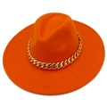 Détail d'un chapeau fedora orange vif avec une grosse chaîne en métal doré sur le bord - Orange