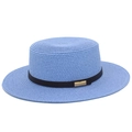 Détail du chapeau de paille bleu clair avec ruban noir et boucle en métal doré - Taille unique / Bleu clair