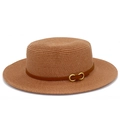 Détail d'un chapeau en paille avec lanière en cuir brun et boucle dorée élégante - Taille unique / Rose foncé