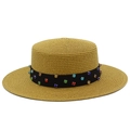 Détail d'un chapeau de paille canotier avec des strass colorés sur un ruban noir - Marron