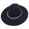 Vue détaillée du chapeau fedora bleu foncé à large bord avec chaîne décorative en métal doré - Bleu foncé