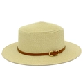 Détails de la texture d'un canotier crème avec ruban en cuir marron et boucle dorée - Taille unique / Beige
