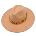 Détail d'un chapeau fedora à larges bords avec chaîne dorée et texture en feutre - Rose chair