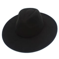 Gros plan sur un chapeau fedora noir en laine avec un bord large et couronne creuse - Noir