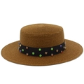 Détail d'un chapeau de paille marron orné d'un ruban noir et de strass multicolores - Café