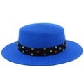 Détail d'un chapeau de paille bleu roi avec ruban noir et strass colorés pour les vacances - Bleu royal