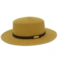 Détail du chapeau de paille canotier avec ruban brun et boucle dorée en métal - Taille unique / Marron
