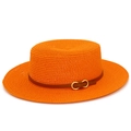Détail d'un chapeau de paille orange avec sangle en cuir brun et boucle dorée - Taille unique / Orange