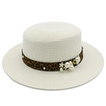 Dettaglio cappello di paglia con nastro leopardato, perle e accenti floreali mare - Bianco