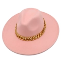 Chapeau fedora en laine rose avec une grosse chaîne cubaine dorée sur fond blanc - Rose