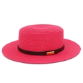 Détail du tissage d'un chapeau canotier rose avec ruban noir et boucle dorée - Taille unique / Rose rouge