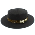 Dettaglio cappello di paglia nero con nastro leopardato, perle e decori floreali - Nero