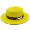 Dettaglio del cappello di paglia giallo con nastro leopardato, perle e fiori applicati - Giallo