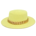 Détail d'un chapeau de paille jaune clair orné d'une chaîne dorée élégante et moderne - Jaune Néon