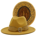 Detail eines Fedora-Hutes in Senfgelb mit Leopardenmuster-Futter und Lederbandverzierung - Khaki