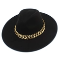 Détail d'un chapeau fedora noir à large bord avec une grosse chaîne en métal doré chic - Noir