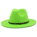 Vue détaillée du chapeau fedora vert néon avec bande noire cloutée et boucle dorée - Vert Fluorescent