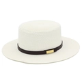 Détail d'un chapeau de paille blanc avec bande en cuir foncé et boucle dorée - Taille unique / Blanc