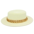 Détails de la texture du chapeau canotier blanc avec une grosse chaîne en métal doré - Blanc Cassé