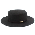 Détail d'un chapeau de paille noir avec ruban en cuir marron et boucle dorée - Taille unique / Noir