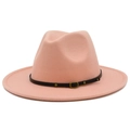 Détail d'un chapeau fedora en laine rose clair avec ruban en cuir et clous dorés - Rose chair