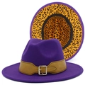 Detail eines lila Fedora-Hutes mit gelbem Leopardenmuster-Rand und brauner Gürtelschnalle - Lila