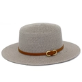 Détail d'un chapeau de paille canotier avec ruban en cuir marron et boucle dorée - Taille unique / Gris