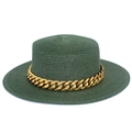 Gros plan d'un chapeau de paille vert foncé orné d'une chaîne dorée élégante et moderne - Vert foncé