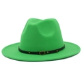 Détail du chapeau fedora en laine vert vif avec lanière en similicuir noir et boucle dorée - Vert Herbe