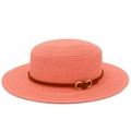 Détail du chapeau canotier corail avec ruban en cuir brun et boucle dorée chic - Taille unique / Rose