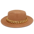 Détail d'un chapeau de paille à haut plat avec chaîne dorée épaisse et texture tissée fine - Rose foncé