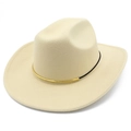 Dettaglio cappello cowboy in feltro beige con decoro dorato e cordino nero in stile minimalista - Beige