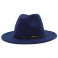 Détail du chapeau fedora en laine bleu marine avec ruban en cuir noir et boucle dorée - Bleu foncé